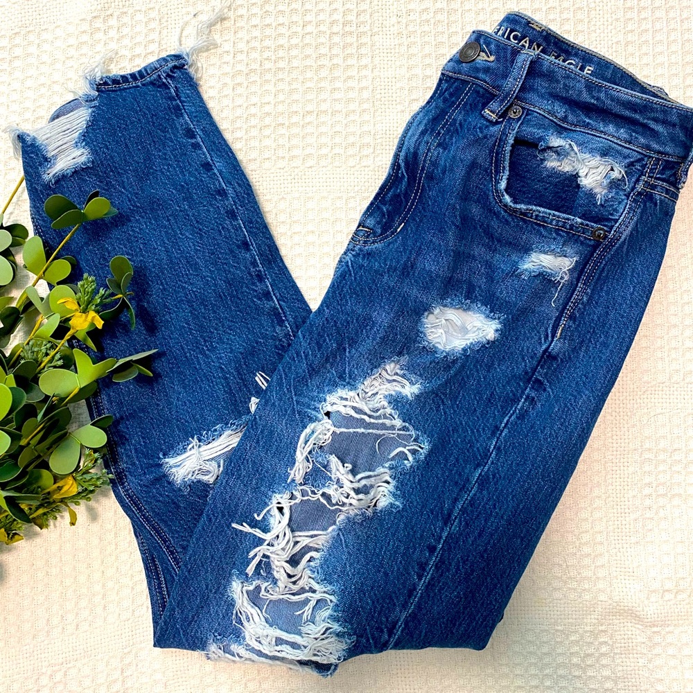 LIKE NEW AEO distressed mom jean